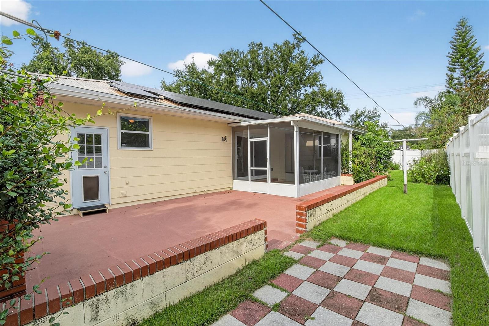 LANAI TO PATIO WITH LAUNDRY ROOM ACCESS