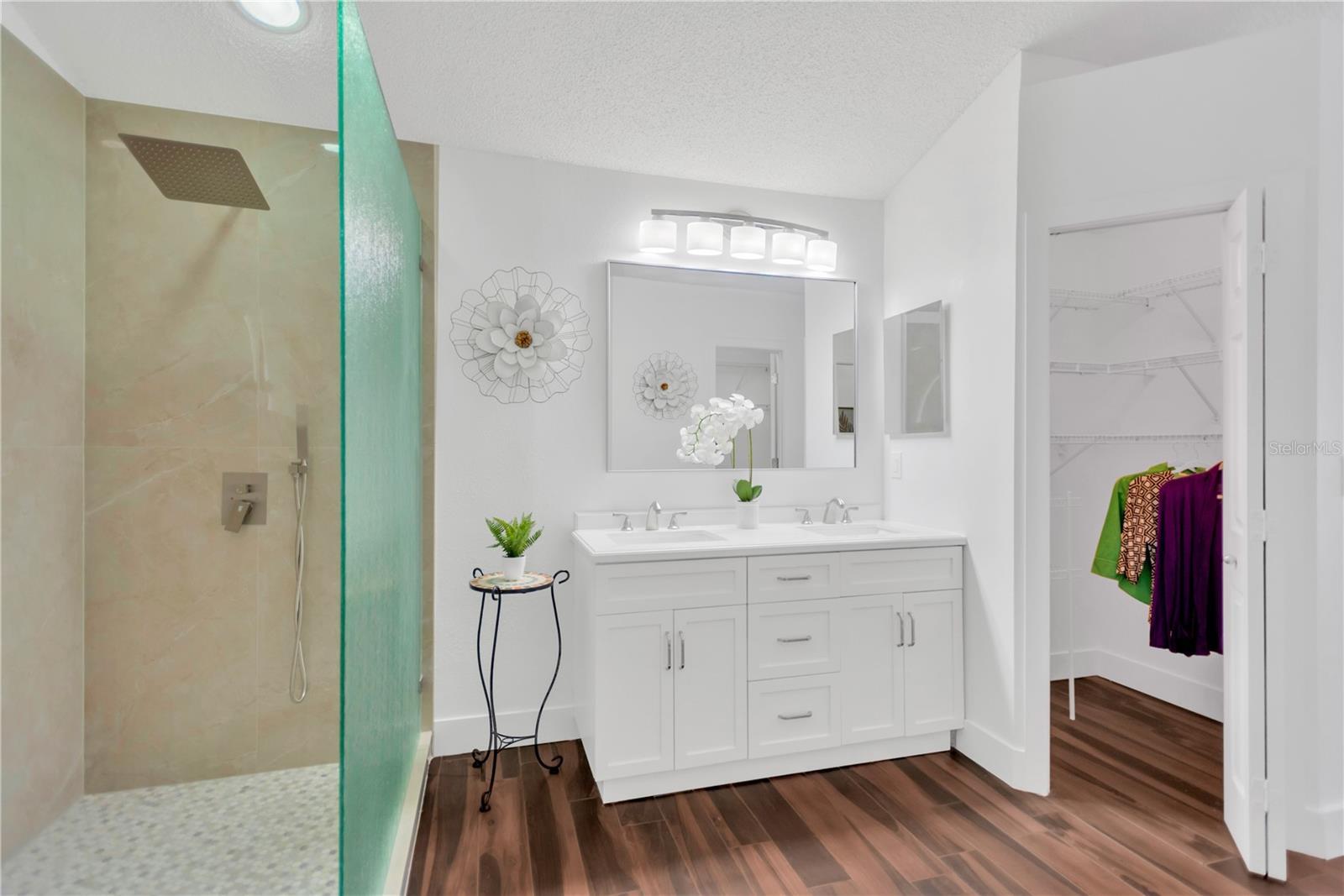 Master ensuite bathroom