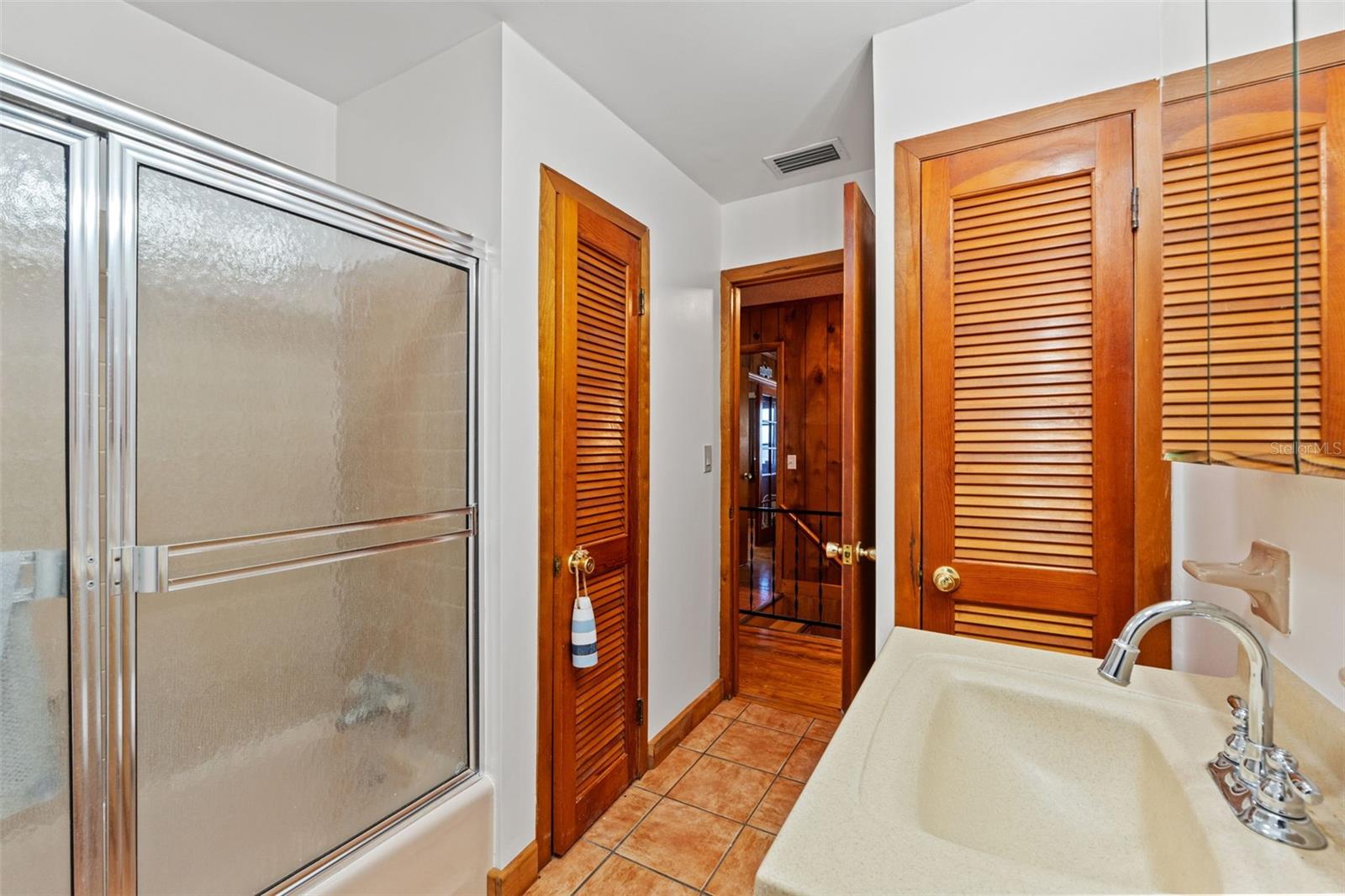 Upstairs Full Bathroom