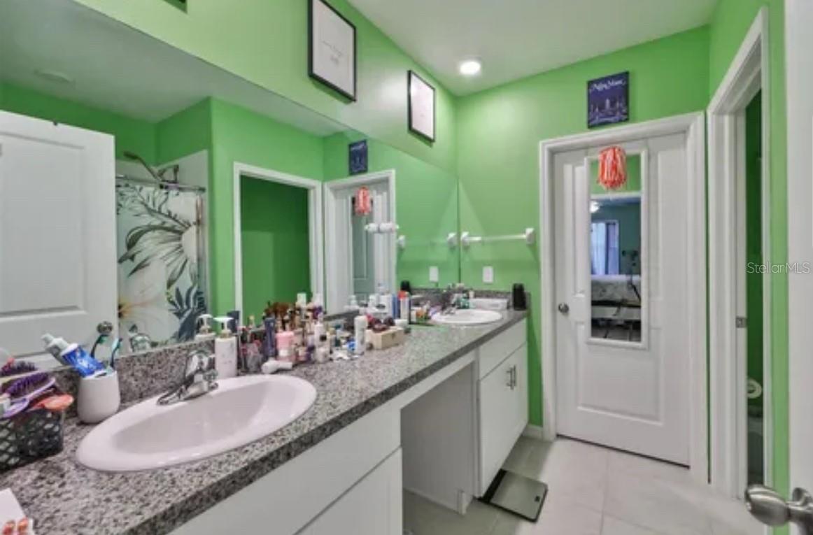 MASTER BATH w/DUAL SINKS