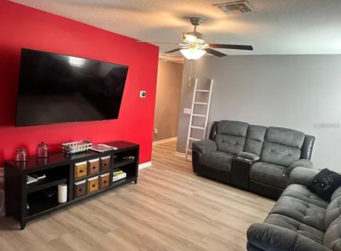 LOFT/ TV & GAMEROOM