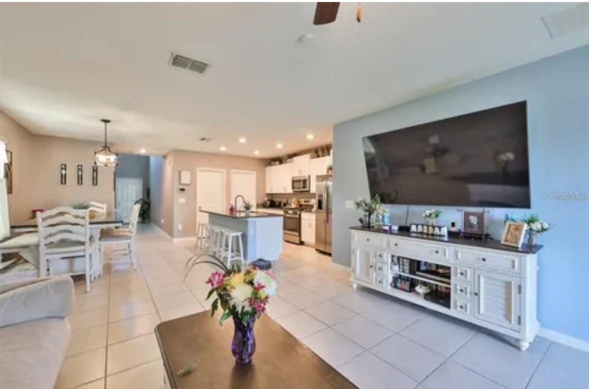 PART LIVING ROOM & DINING ROOM