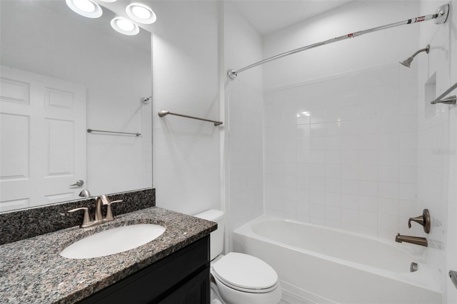 2nd Bathroom w/ Garden Tub