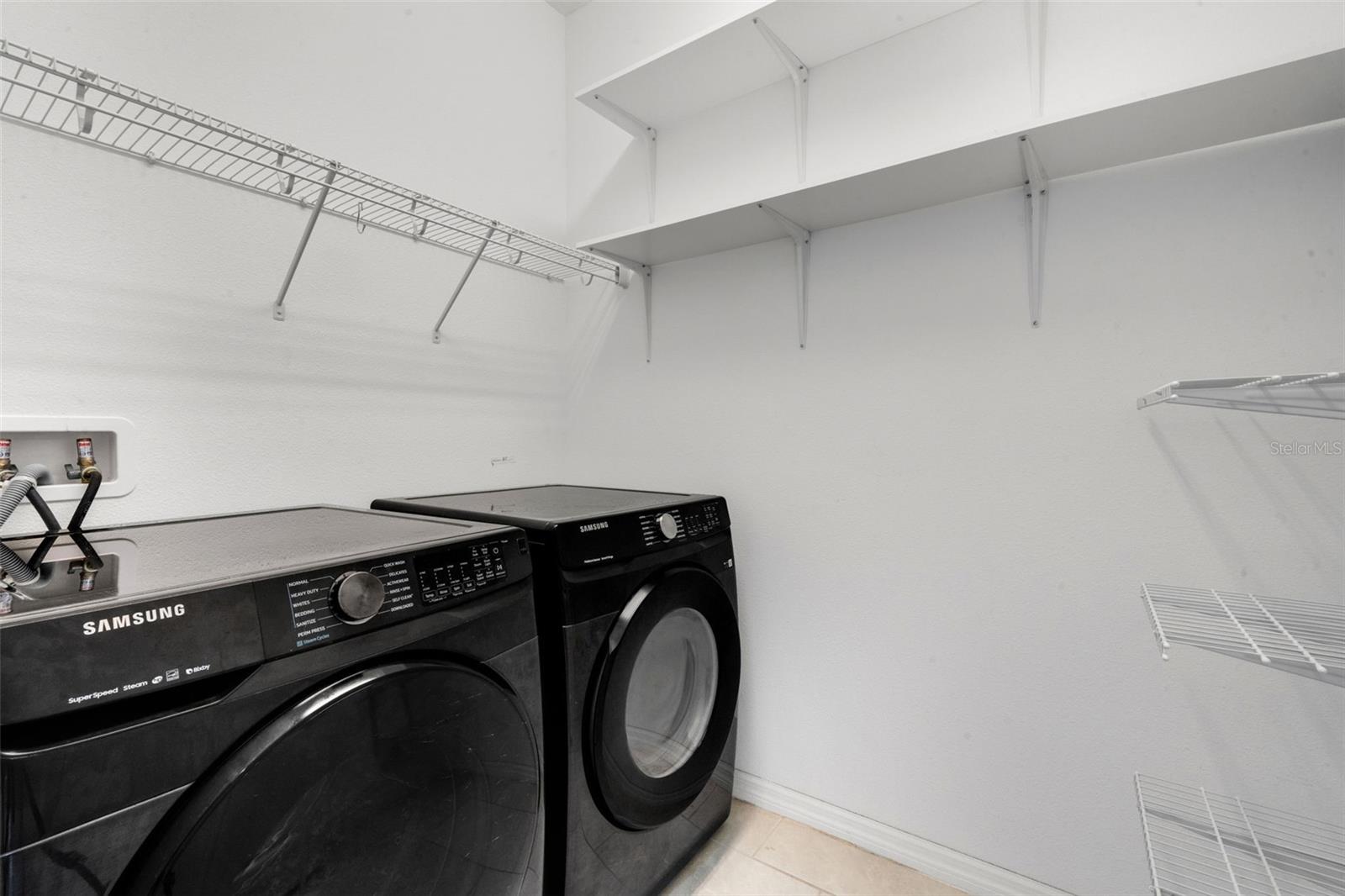 Laundry Room - Washer & Dryer Convey