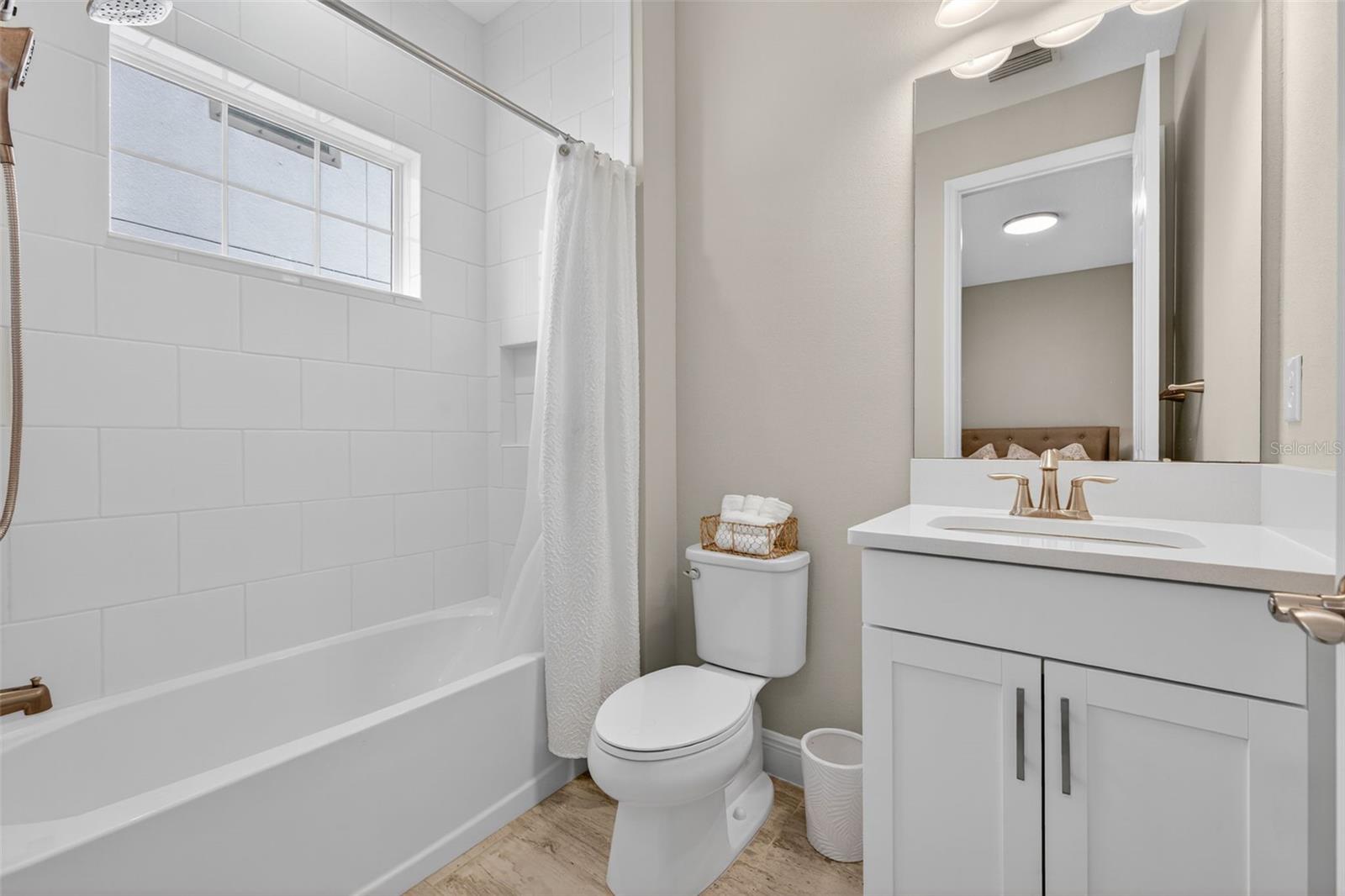 Guest bathroom en suite