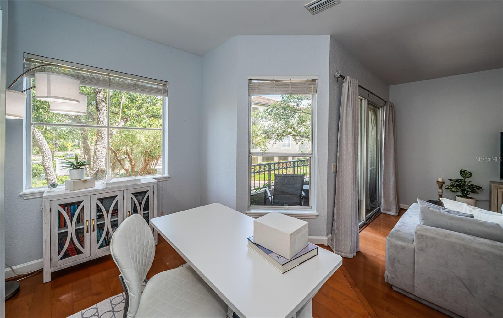 Den/Office w/Murphy Bed