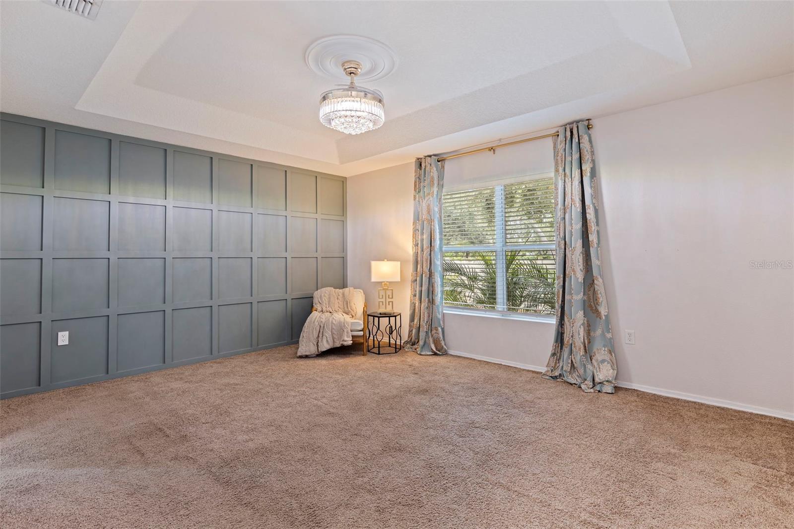 Primary Bedroom (16'4 x 12'5)