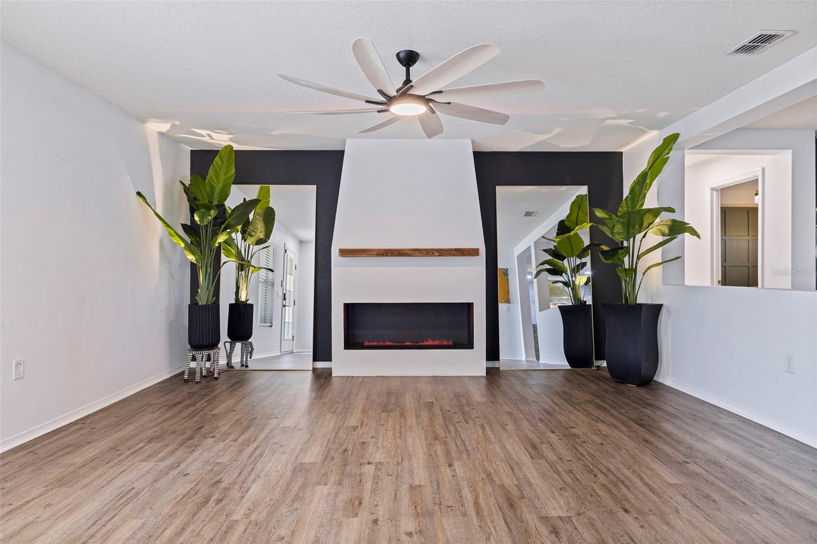 Living room with cool-vapor fireplace