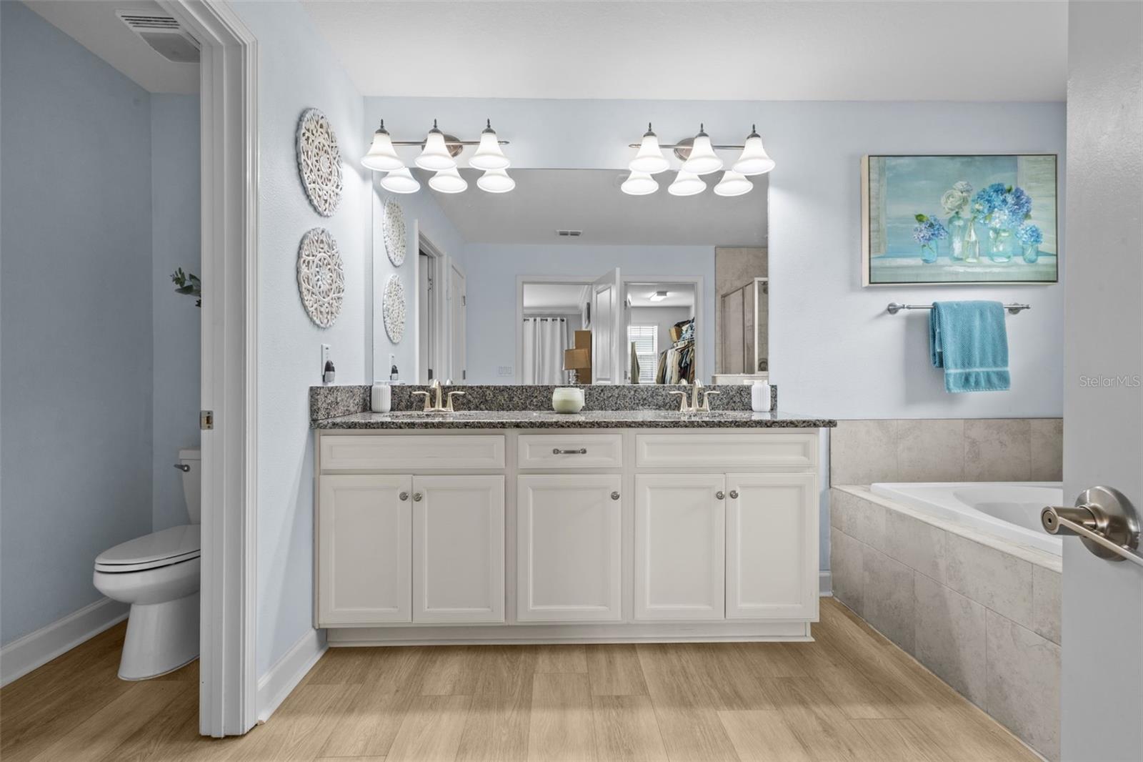 Primary en suite bathroom