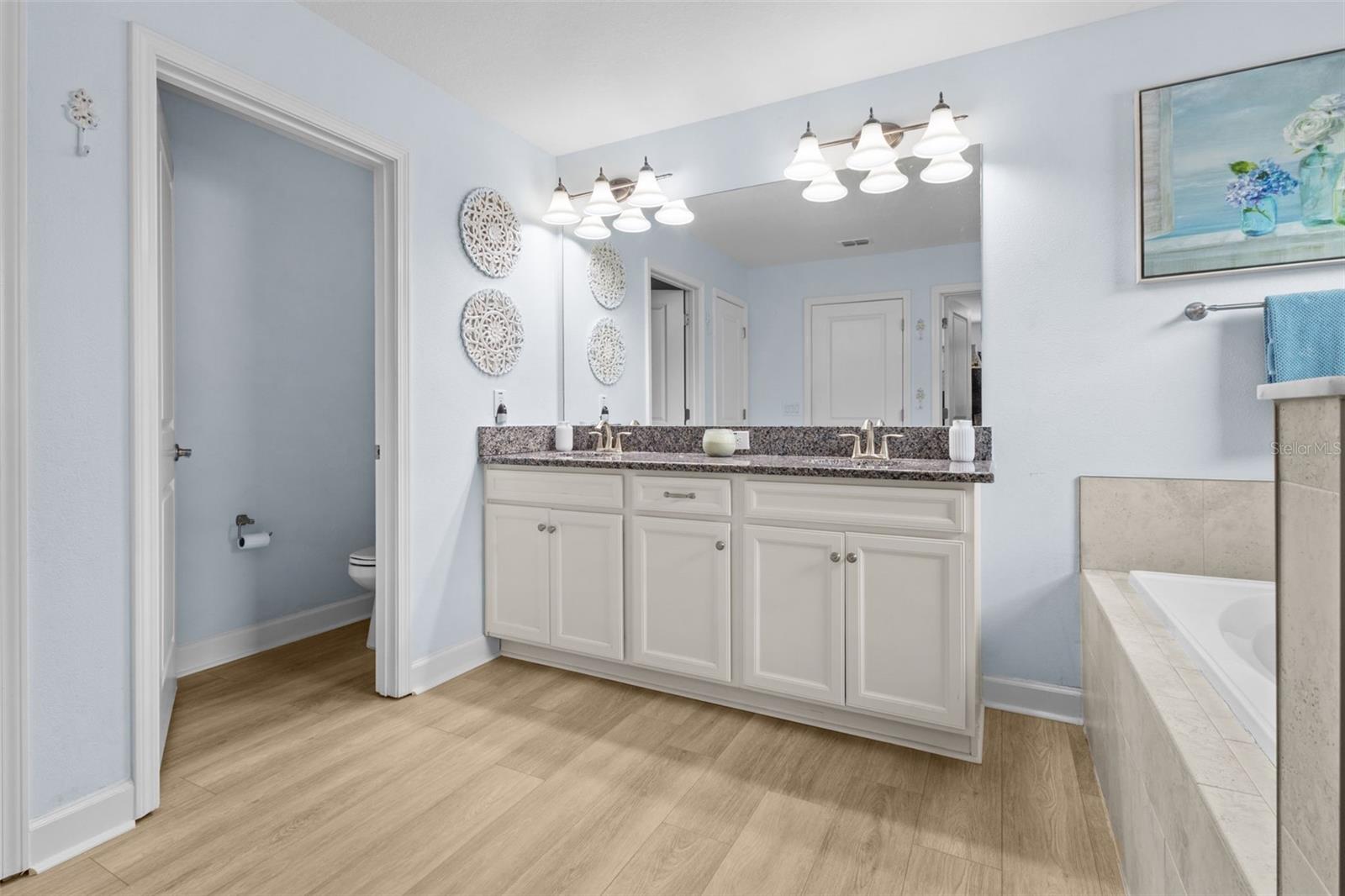 Primary en suite bathroom