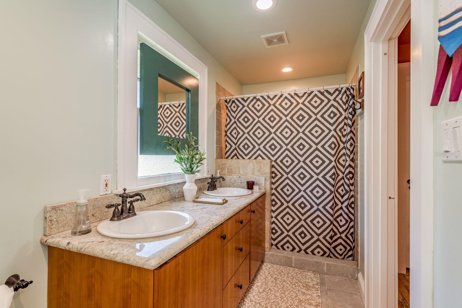 EN-SUITE BATH / UPSTAIRS BATHROOM