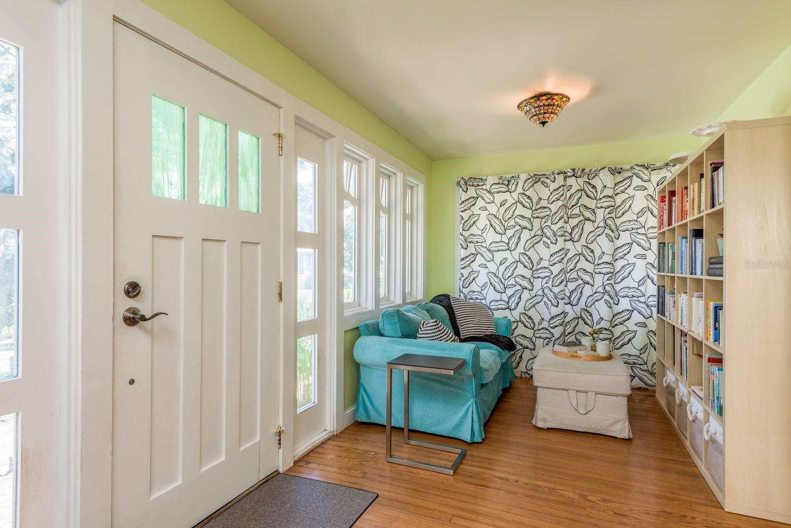 BONUS ROOM / FOYER