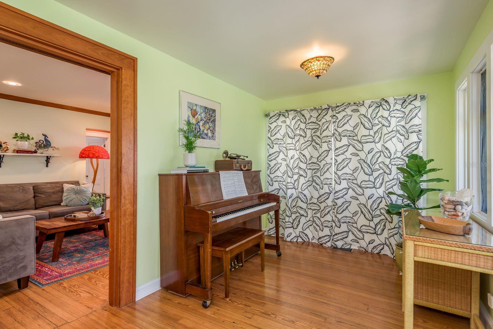 BONUS ROOM / FOYER