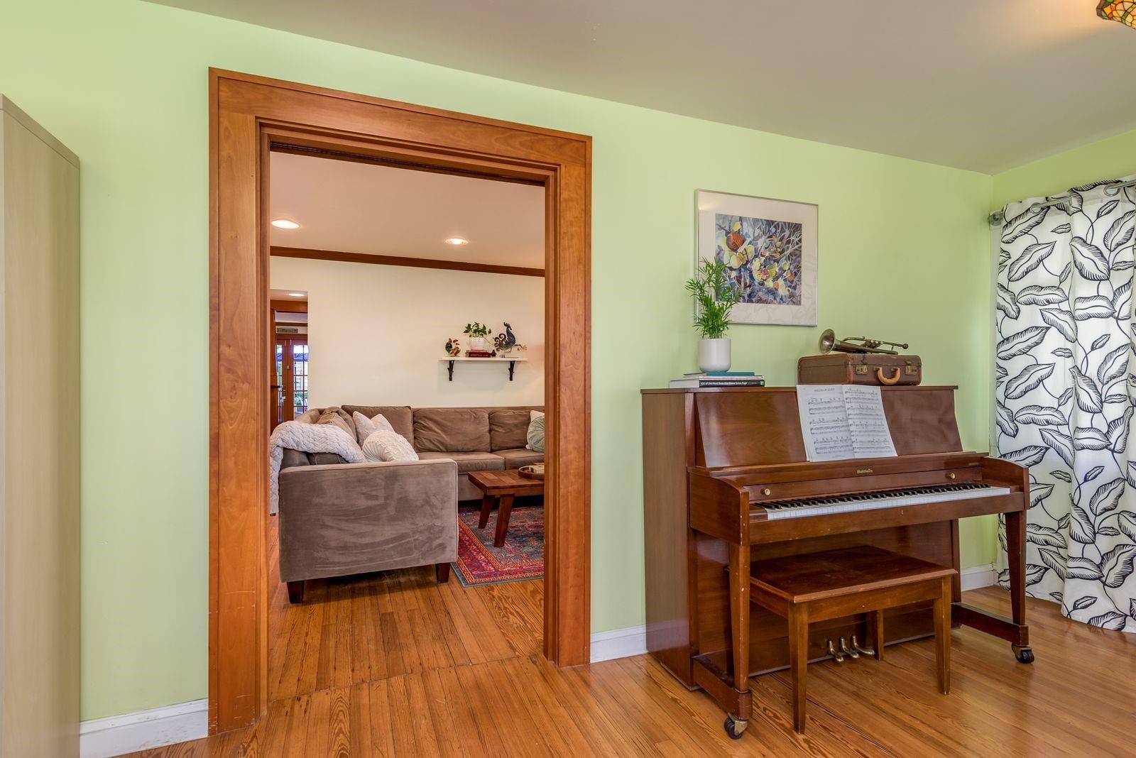 BONUS ROOM / FOYER