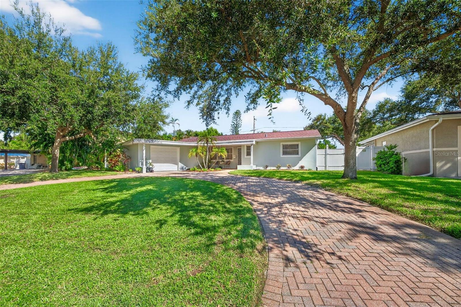 Brick paved circular driveway