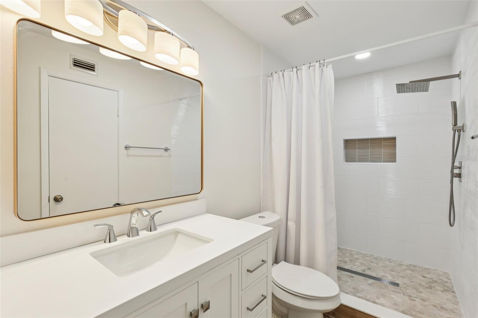 Primary bath en suite.