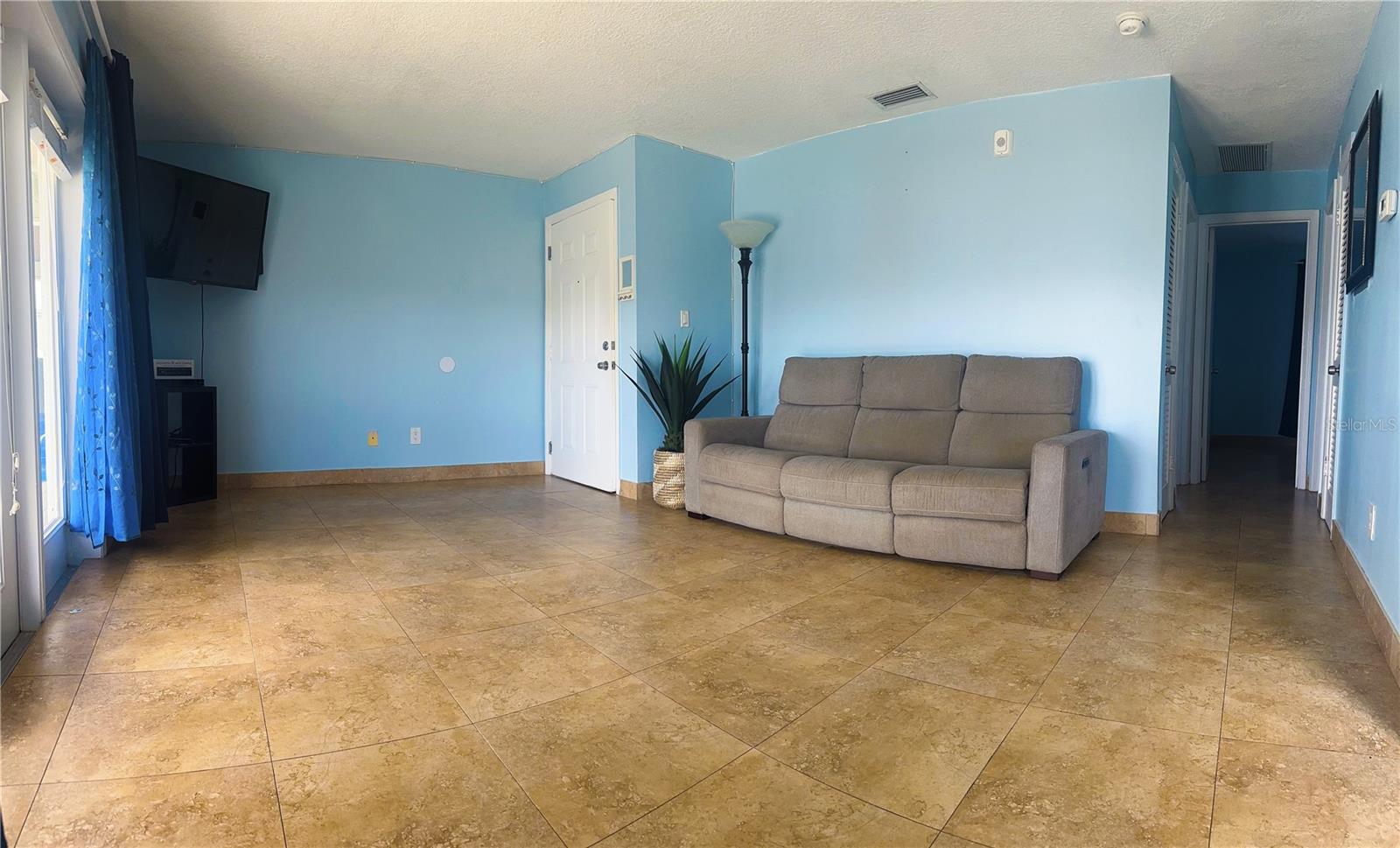 LARGE LIVINGROOM