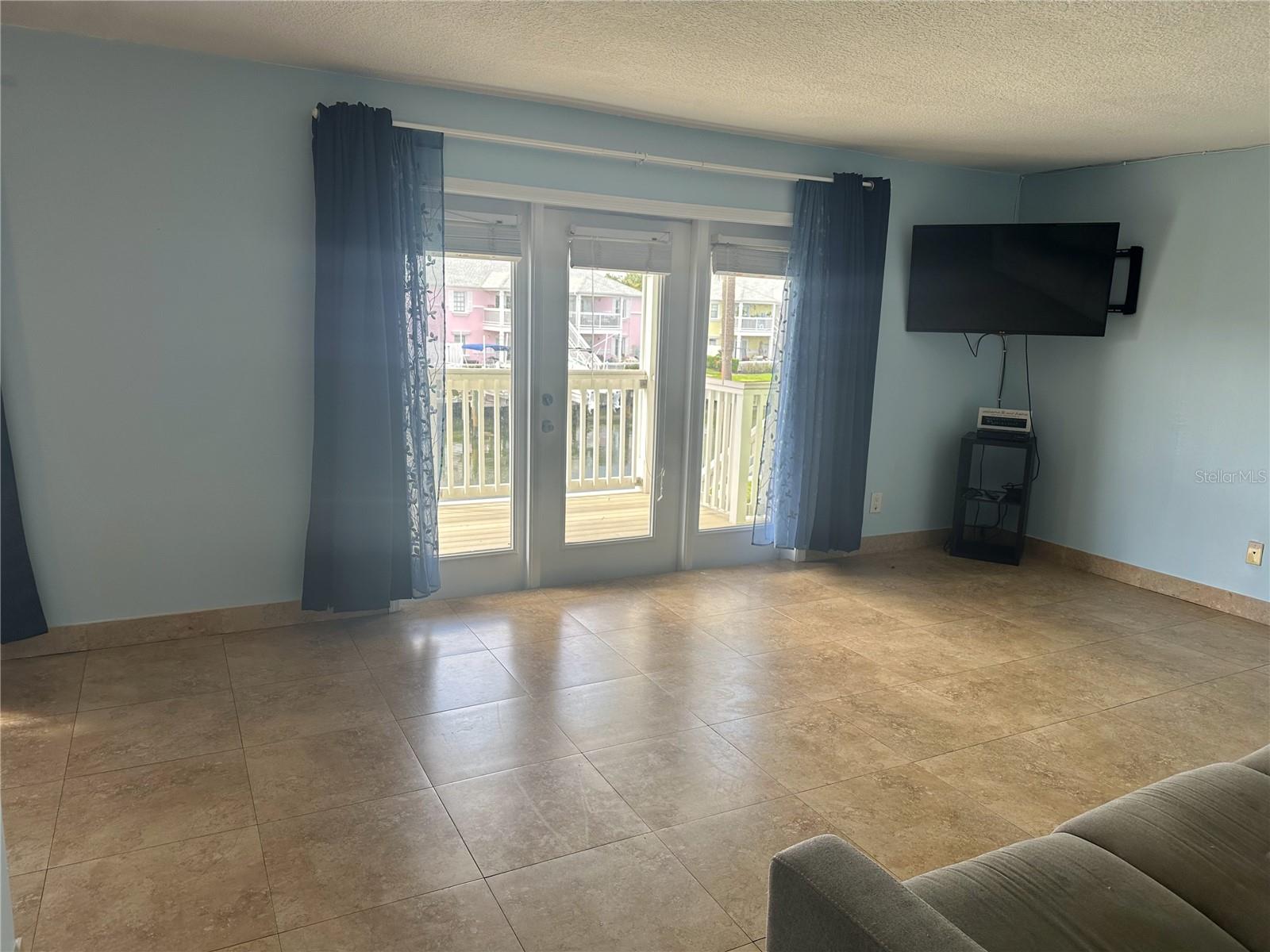NATURAL LIGHT THROUGHOUT