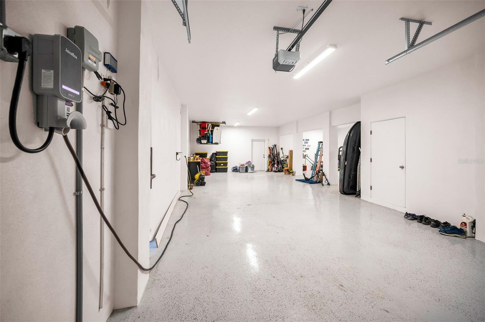 Huge garage - 4+ car