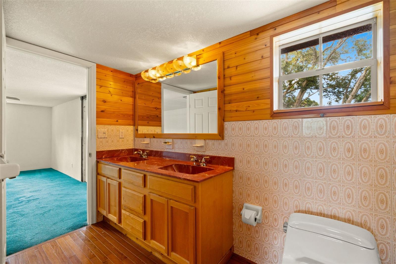 Upstairs full bath.