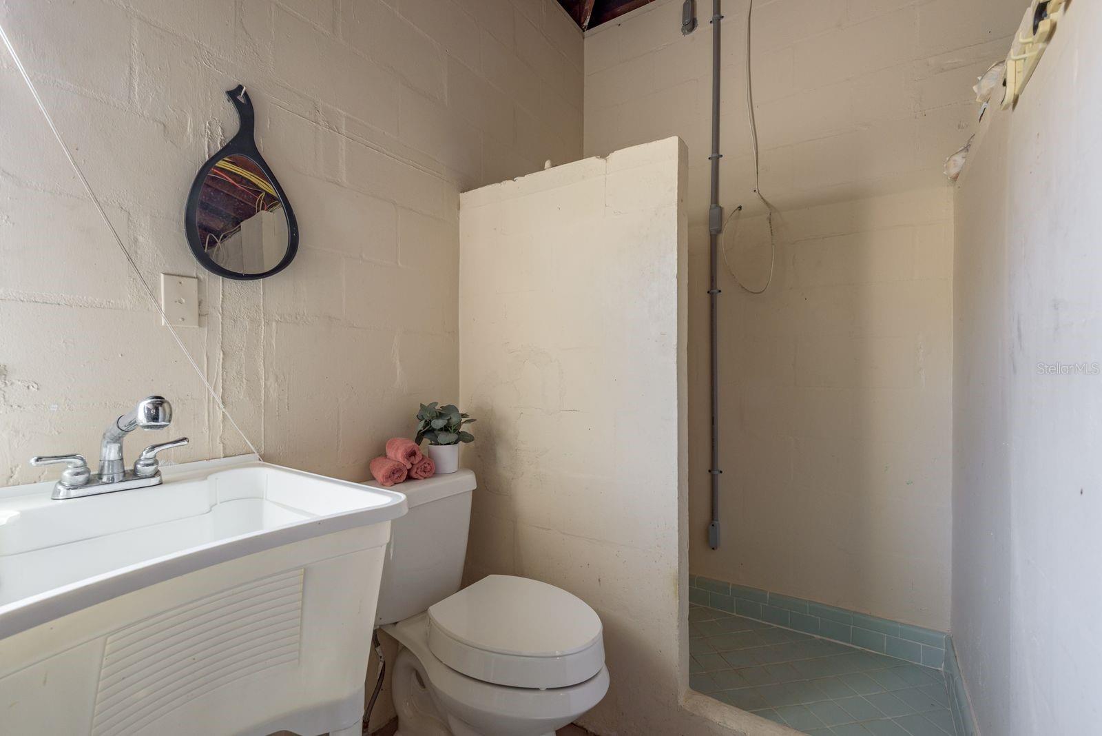 Bath 2 In Garage