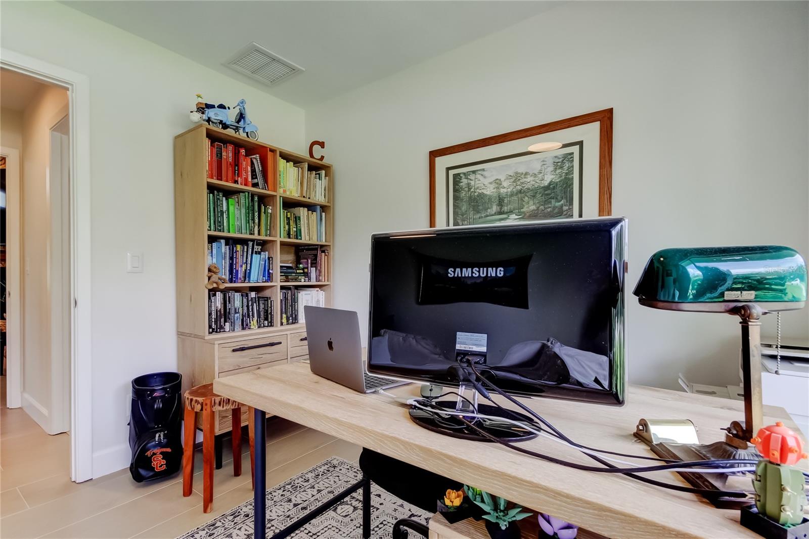 Office / 4 th Bedroom