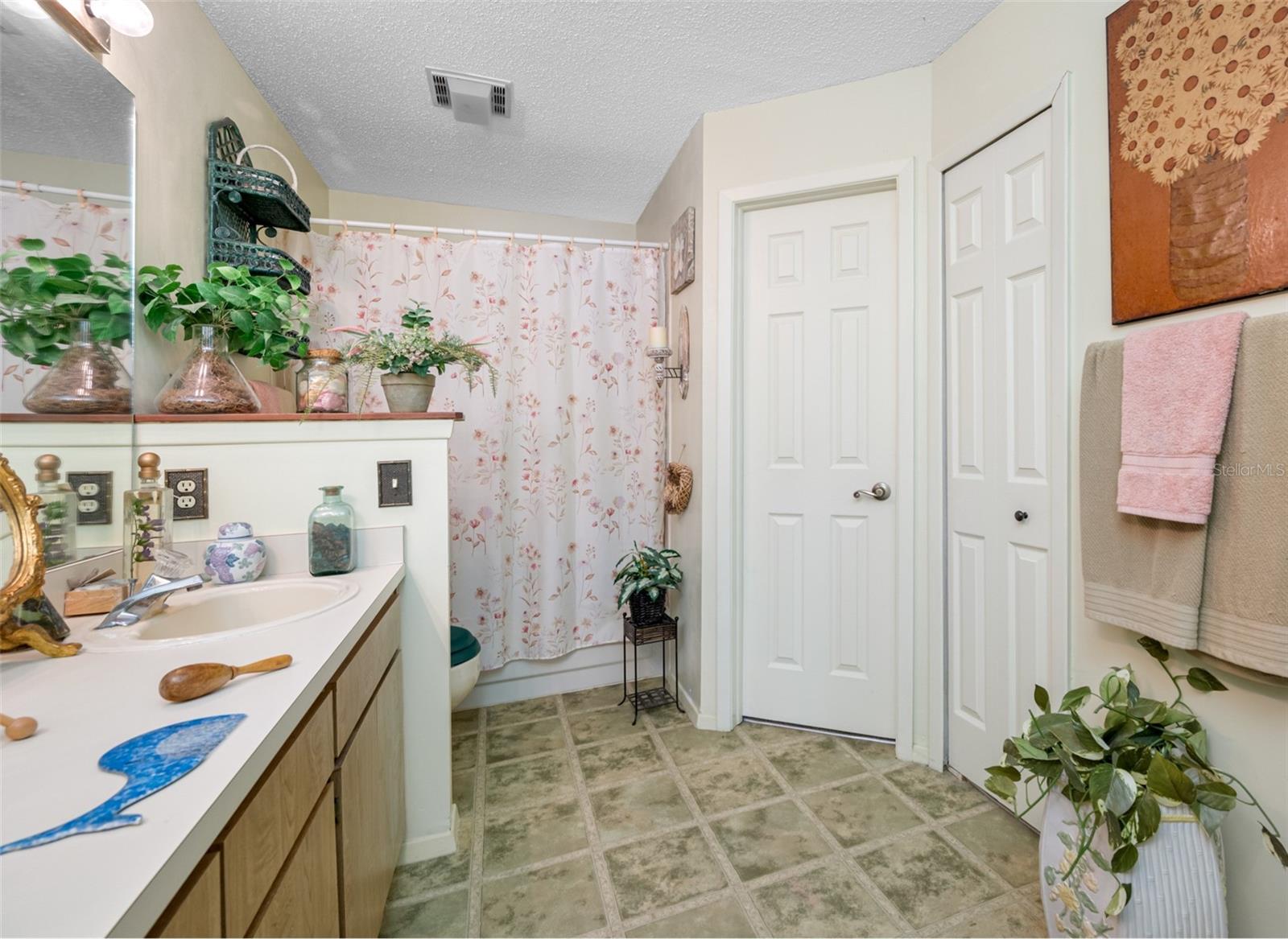 En suite bath for the second bedroom
