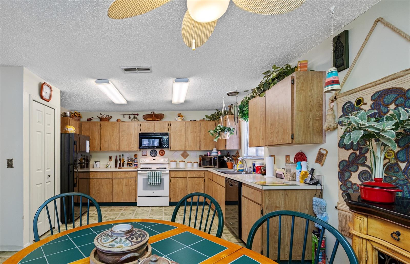 Large, spacious kitchen