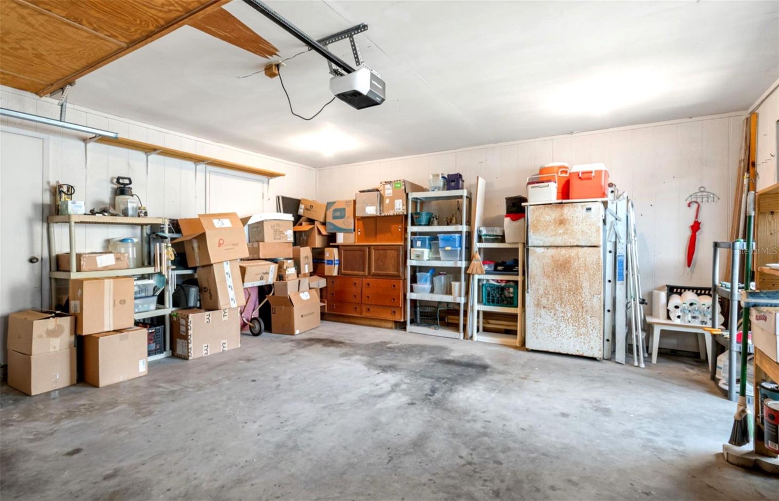 Garage with ample space for storage