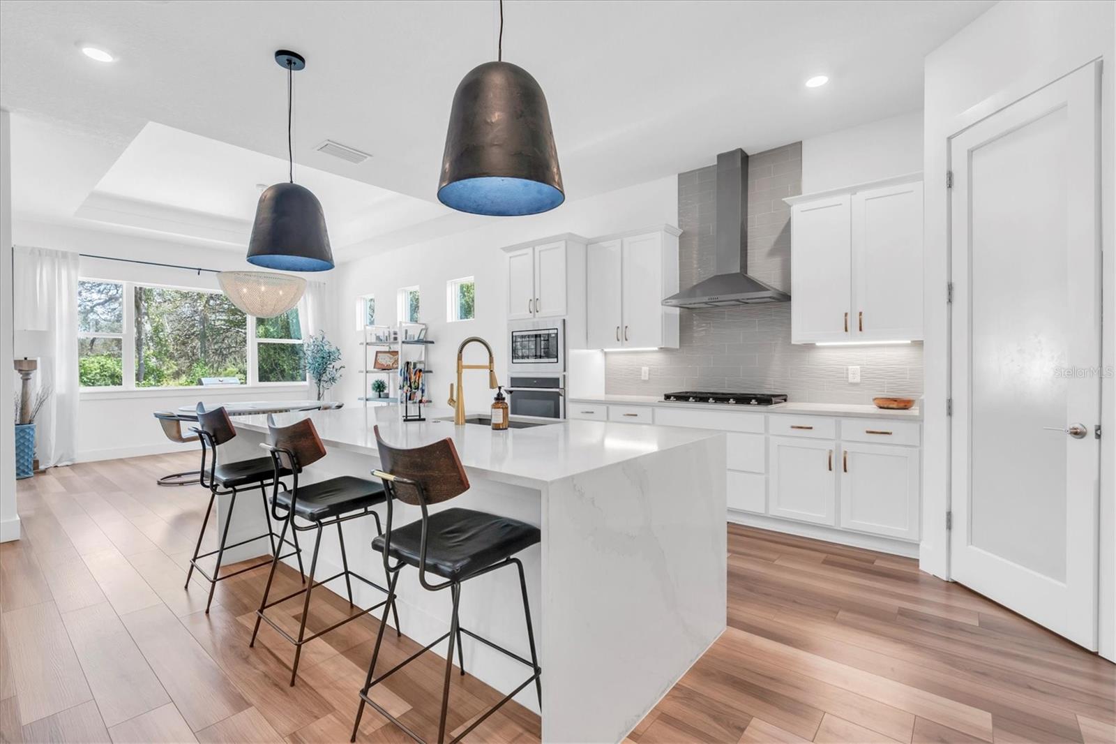 MODERN GOURMET KITCHEN