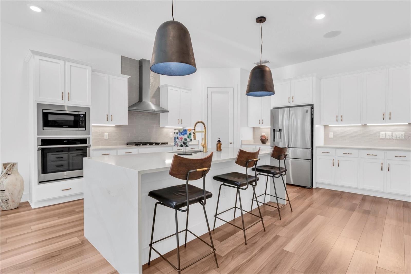 ENTERTAIN & COOK IN STYLE