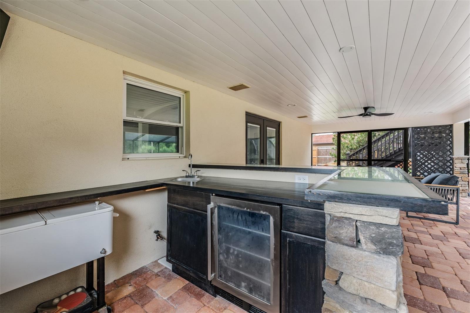 Outdoor kitchen/bar