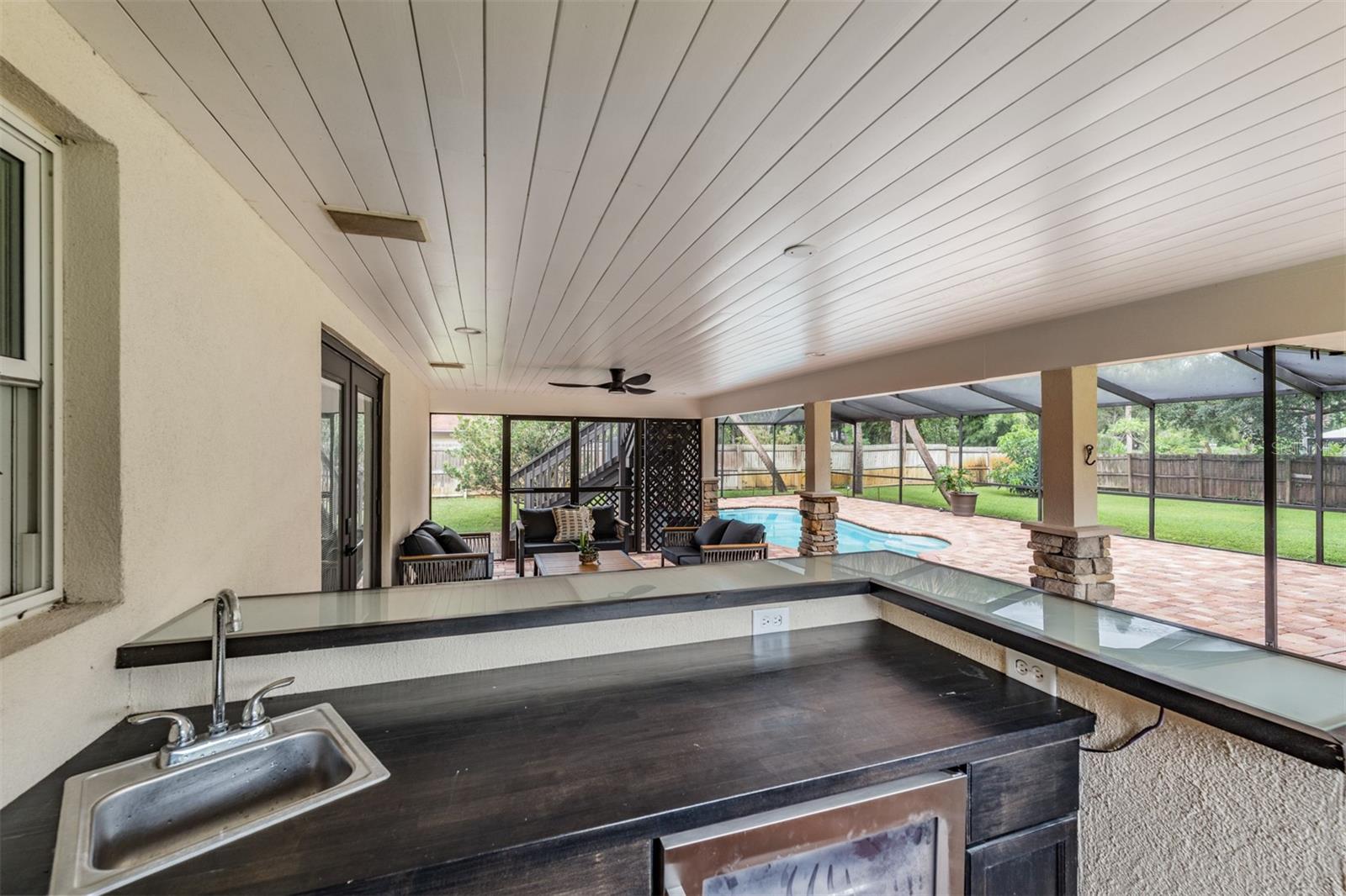 Outdoor kitchen/bar