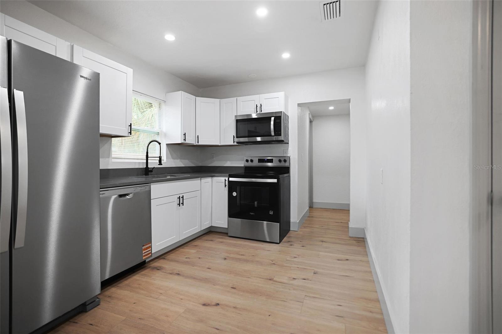 Beautiful new kitchen - New waterproof flooring - New appliances - New Quartz Counters - New recessed lighting - New sink - New faucet - New cabinets