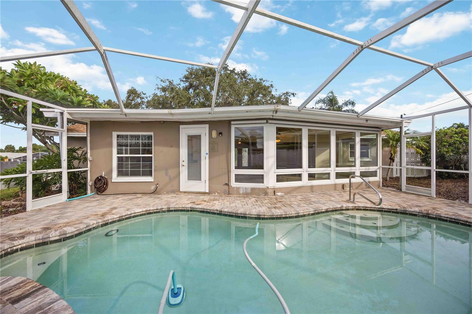 Wow, look how gorgeous this pool area is!