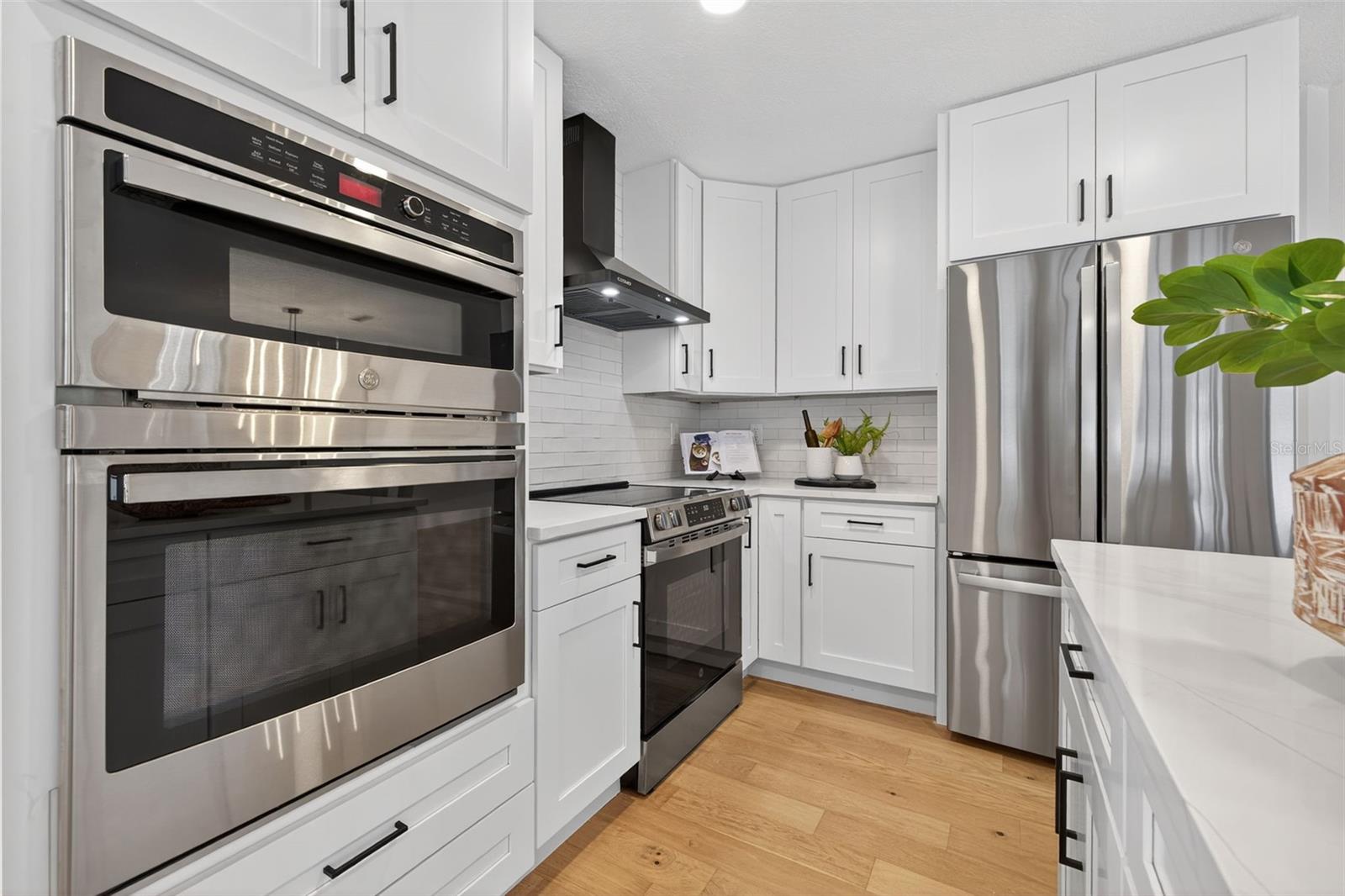 Double ovens, wall microwave