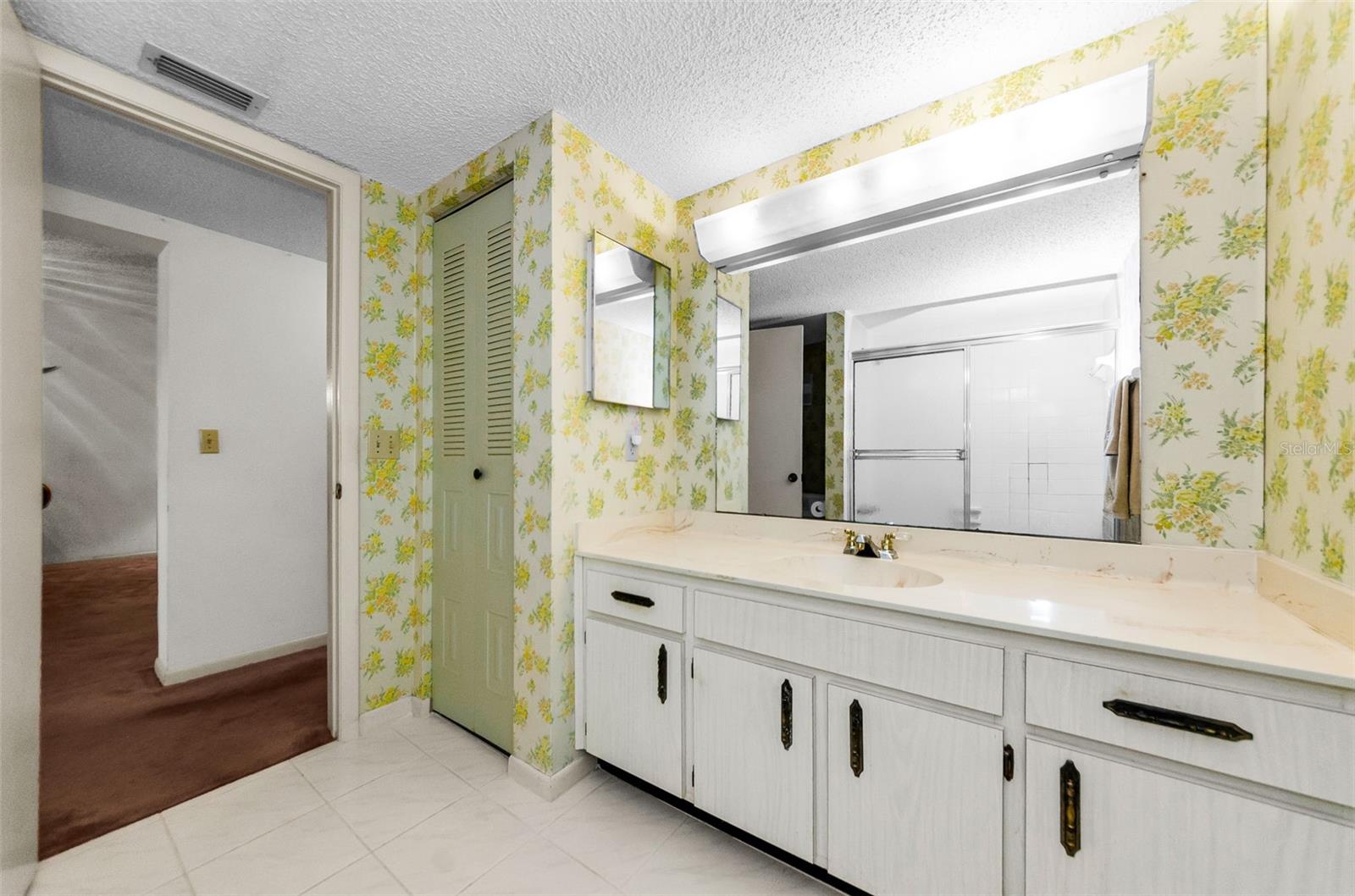 Bathroom with tub/shower with glass enclosure