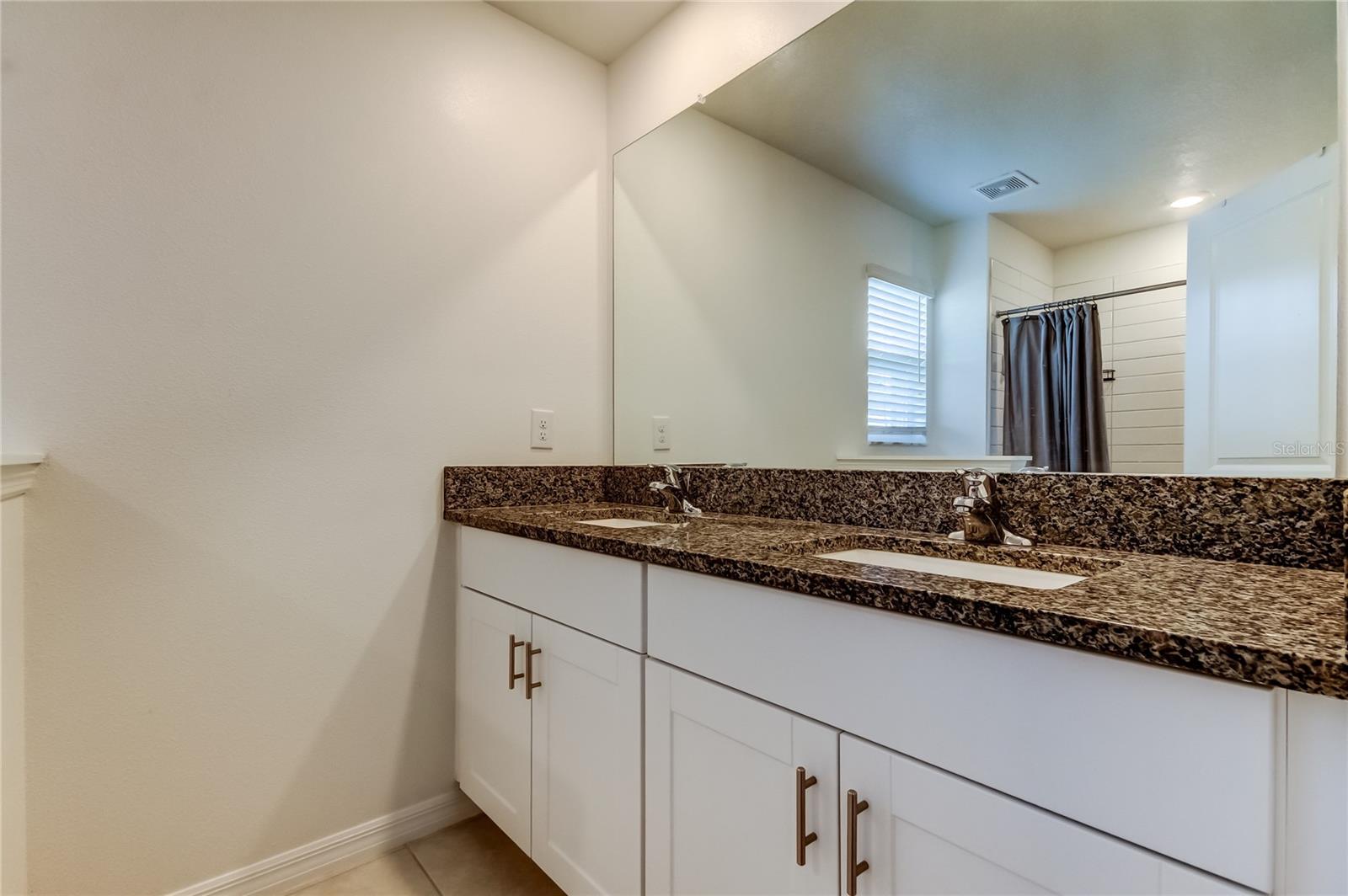 En suite vanity