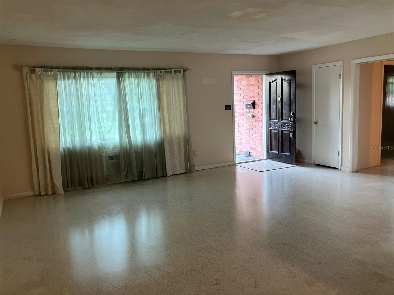 Livingroom- entrance