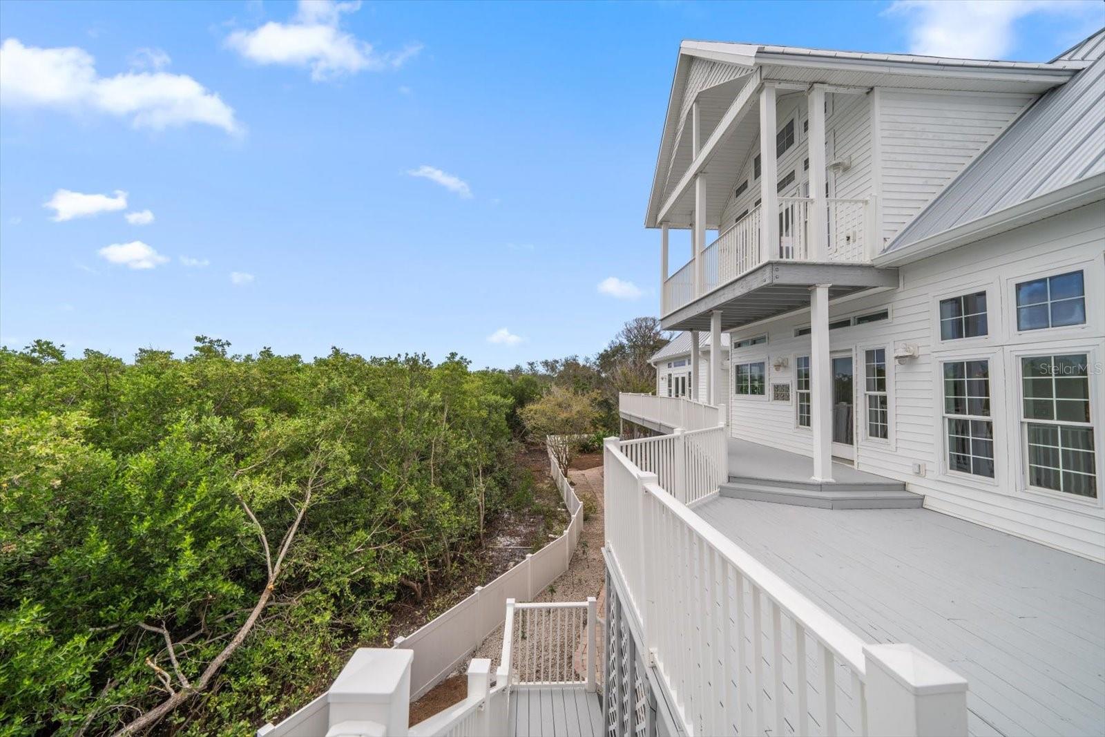 Nestled among verdant green Florida vegetation, enjoy an array of tropical birds-Osprey, Eagles, Egrerts, Blue Heron..