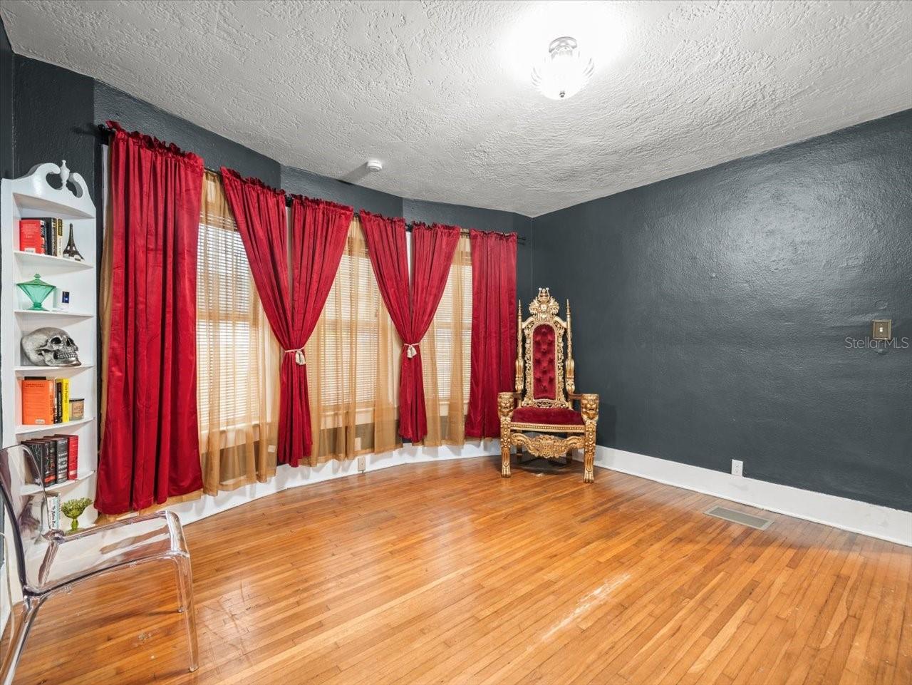 Dining room with bay windows