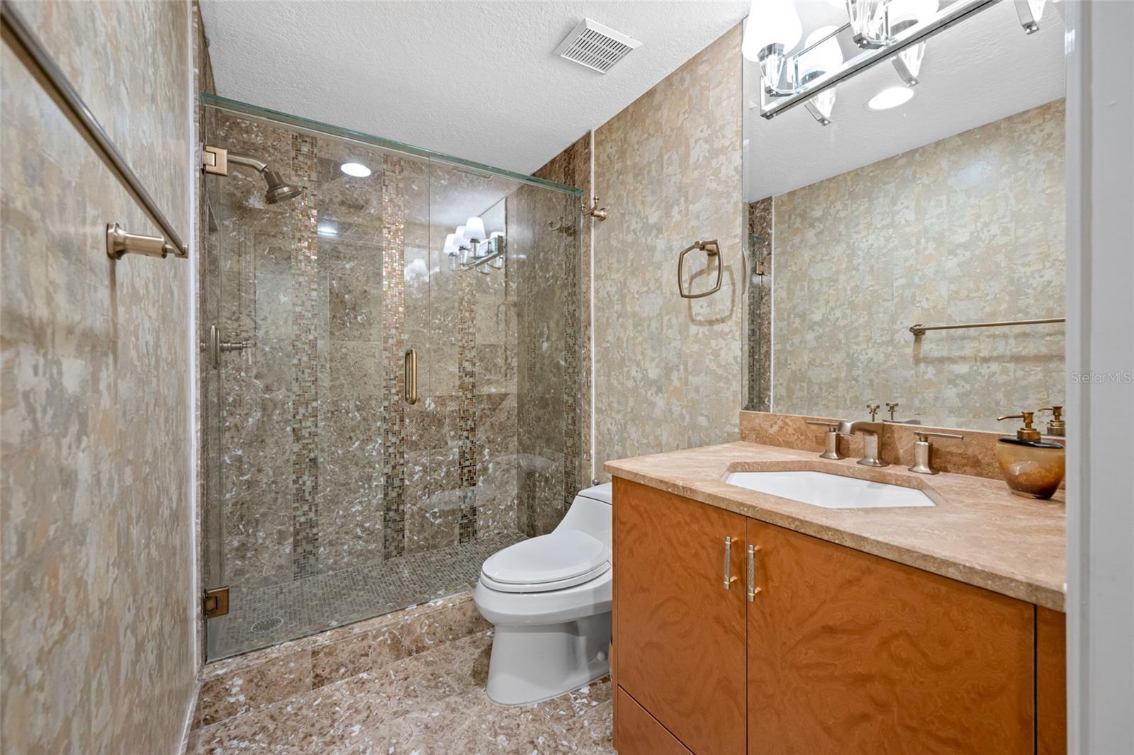 Bedroom #4 En-suite bath (bath #3)