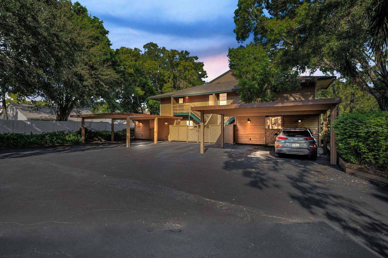 Welcome home to 902 Lennox Rd W - a beautiful second floor condo!