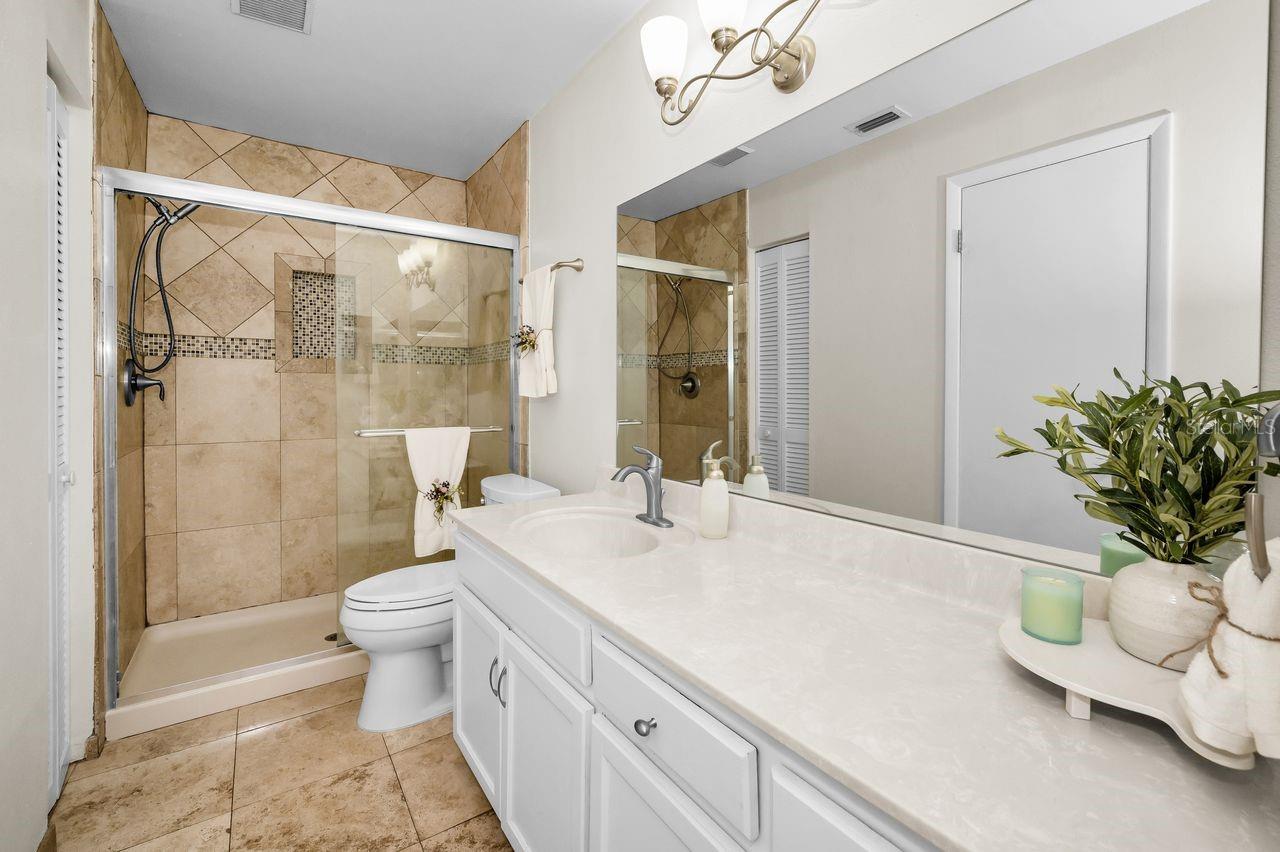 Primary en-suite bath
