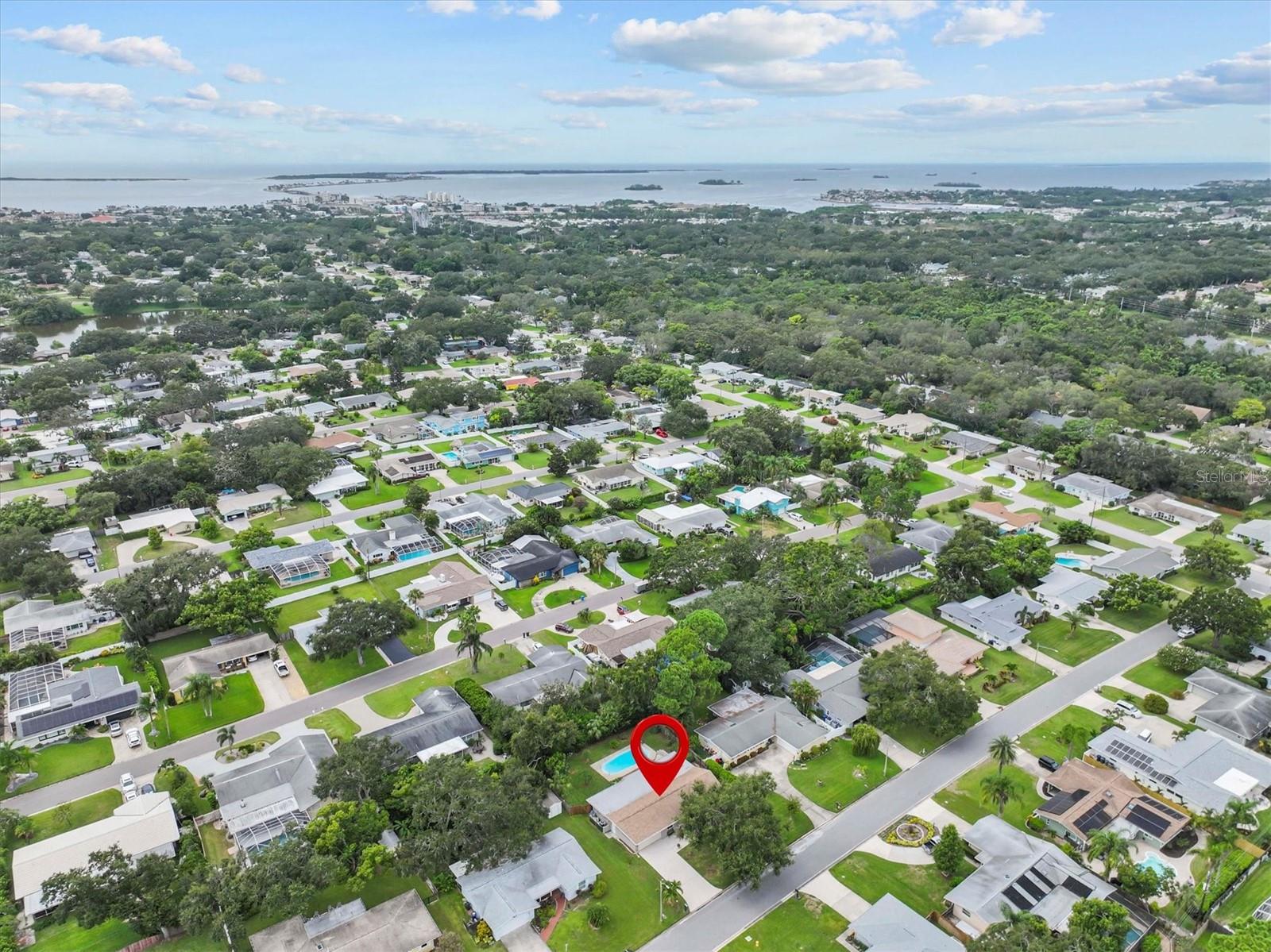 Just 5 minutes to the Dunedin Causeway, Honeymood Island state park and sparkling white sand beaches.