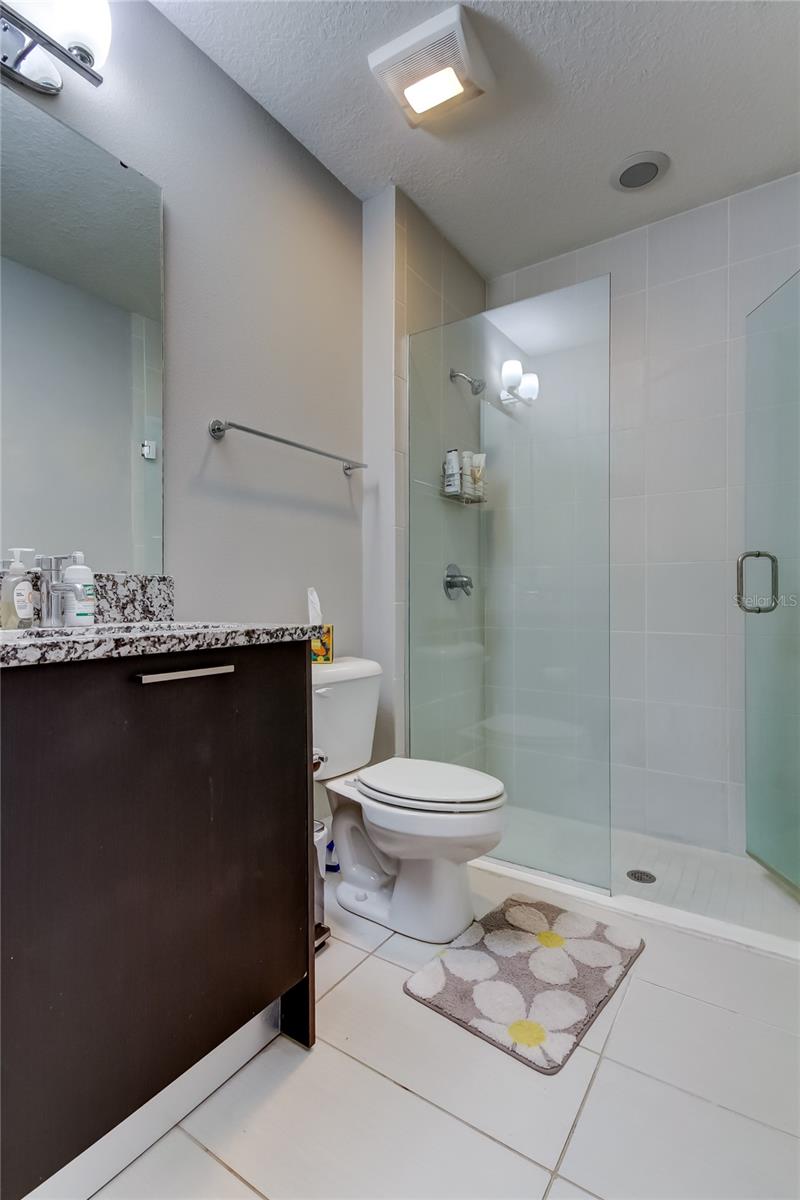 Junior Suite Bathroom (1st t Floor)