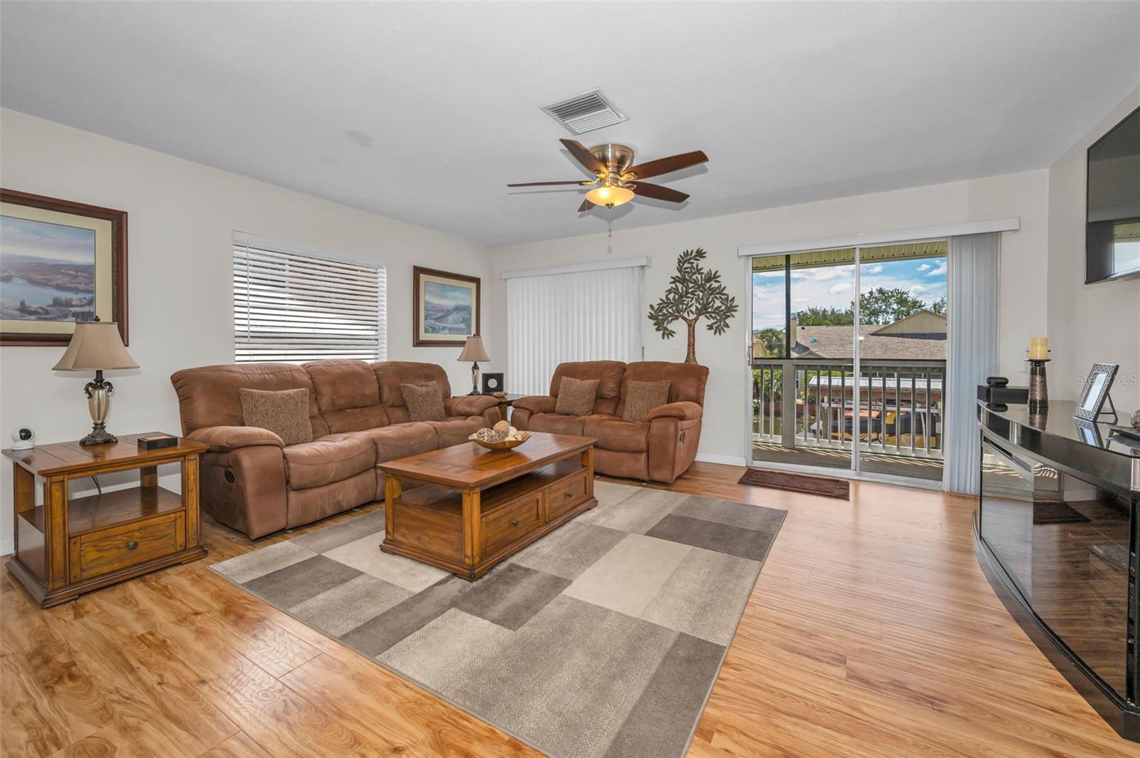 Spacious Living room Bright & Light
