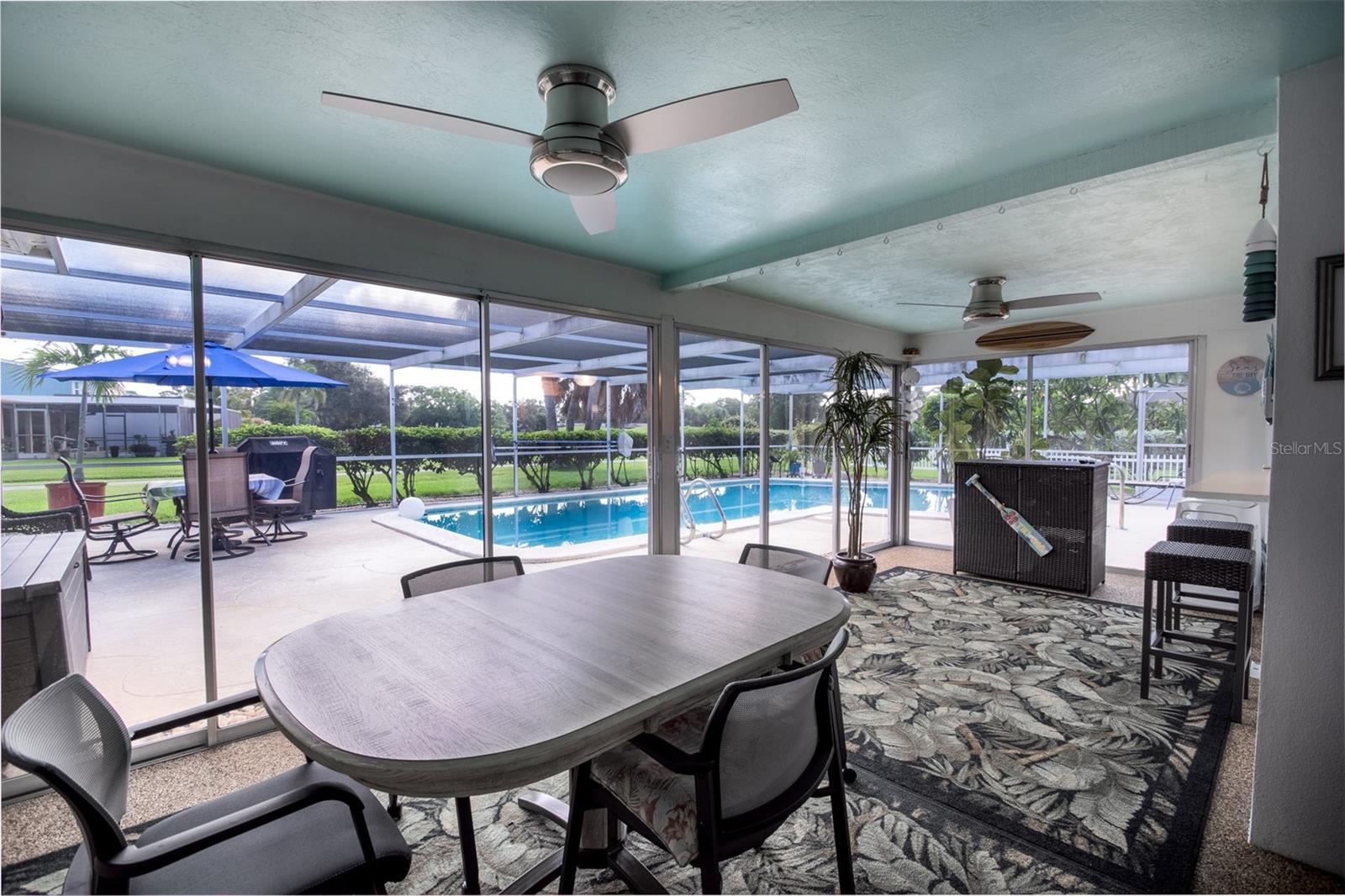 Lanai to pool