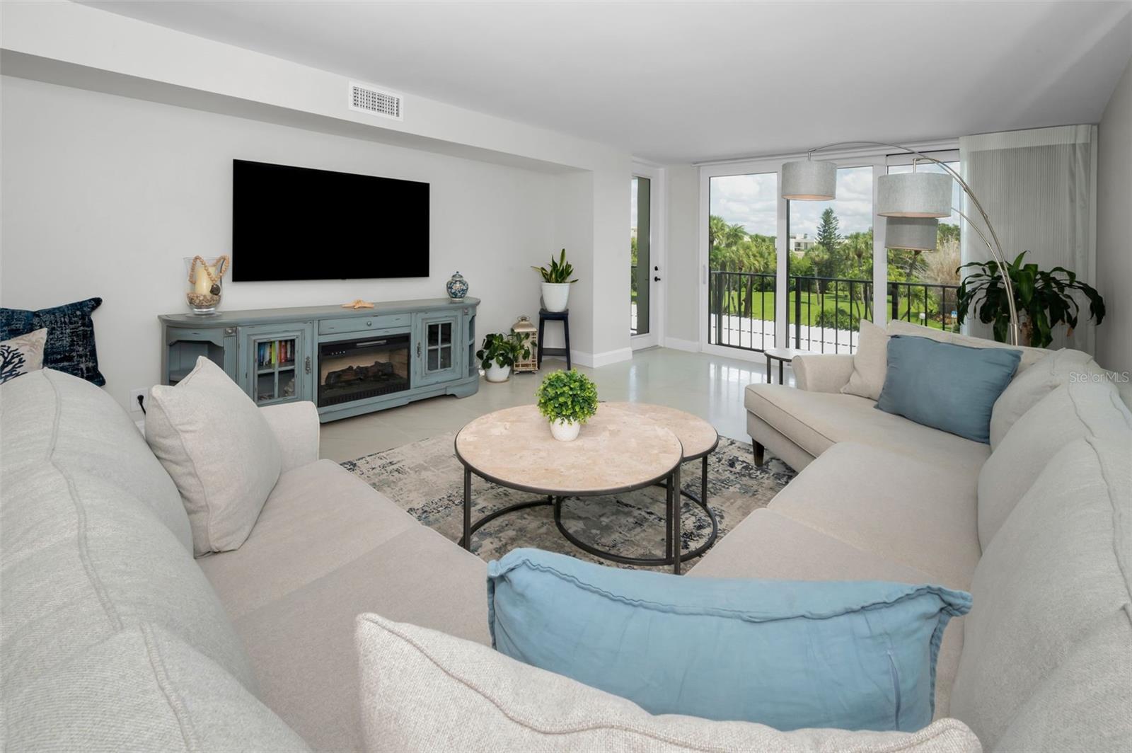 XL Living Room 21'x14'