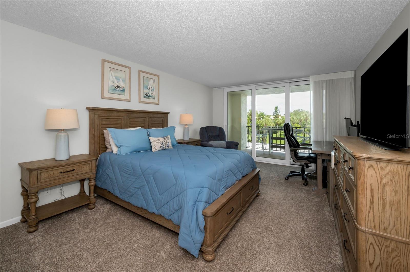 King Size Primary Ensuite brand new impact glass doors and Hunter Douglas electronic blinds
